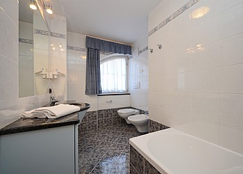 Residence a Campitello di Fassa. I bagni: uno dotato di vasca e uno di doccia.
Forniamo gli asciugamani da bagno.
