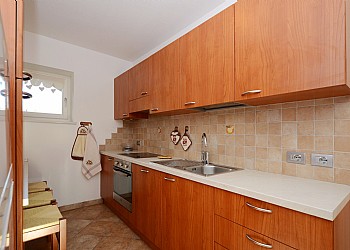 Wohnung - San Giovanni di Fassa - Vigo. Die Küchenzeile. Es verfügt über einen Backofen, Geschirrspüler, Kühlschrank und kleinem Gefrierfach.