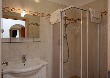 Wohnung - San Giovanni di Fassa - Vigo. Die Wohnung verfügt über zwei Bäder mit Dusche und Waschmaschine.