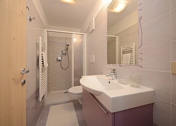 Appartamento a Canazei. Bagno dotato di vano doccia e asciugacapelli.
La biancheria da bagno viene fornita.

