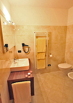 Apartment in Canazei. A large bathroom with shower and hairdryer.
Towels included in the price.
VISIT WEB SITE www.cesadolomia.com

