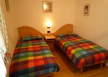 Резиденции - San Giovanni di Fassa - Pera. Квартира №1: спальня с двумя кроватями