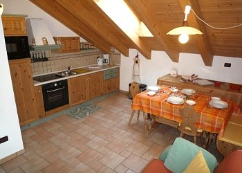 Резиденции - San Giovanni di Fassa - Pera. Квартира № 4: кухня - гостиная (посудомоечная машина, духовка, микроволновая печь, холодильник с морозильной камерой).
