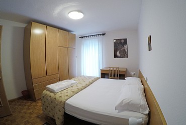 Appartamento a Canazei. Le stanze sono confortevoli e silenziose, con porta-finestra direttamente sul balcone e con vista panoramica sulle Dolomiti.