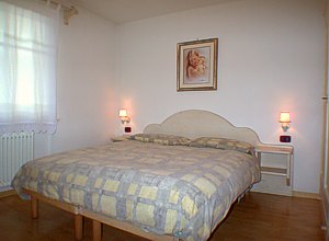 Residence - Campitello di Fassa. Wohn. 1: Schlafzimmer mit doppelbett und Badezimmer mit Dusche ins Zimmer.