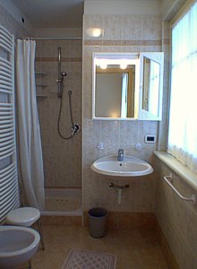 Residence - Campitello di Fassa. Wohn. 1: Badezimmer mit Dusche in die Schlafzimmer mit Doppelbett.