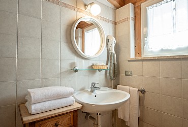 Appartamento a Canazei. stanza da bagno con lavandino, WC, bidet, doccia, asciugacapelli e finestra