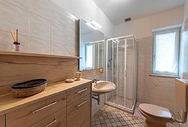 Apartment in Canazei. BATHROOM WITH SHOWER
