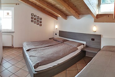 Appartamento a Canazei. Le stanze col soffitto in legno fanno assaporare il piacere della montagna.