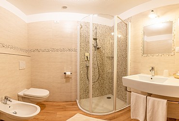 Appartamento a Canazei. stanza da bagno con lavandino, doccia, WC, bidet e asciugacapelli