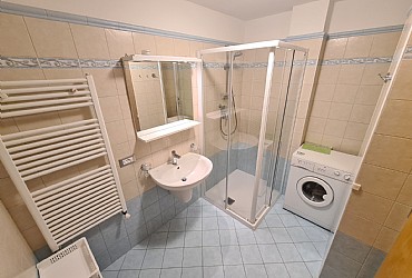 Appartamento a San Giovanni di Fassa - Pozza. Bagno con doccia,asciugacapelli e lavatrice.