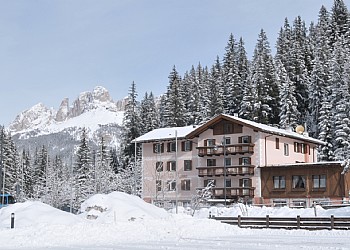 Hotel 2 stelle a Canazei (**) a Penia di Canazei. Inverno con vista sassolungo