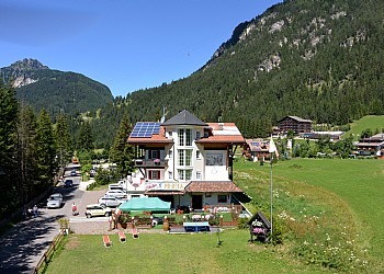 3 stars Hotels in Canazei (***) in Canazei. garden