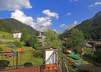 Hotel 4 stelle a Canazei (****) a Canazei. Vista dal nostro giardino e terrazzo