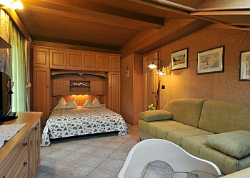 Privati a Moena. stanza da letto con spazio soggiorno