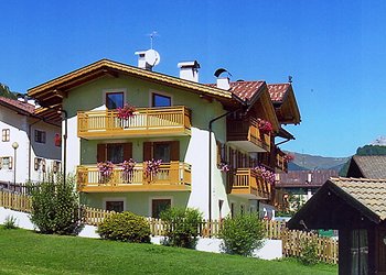 Case con appartamenti San Giovanni di Fassa - Pozza: Maria Soraperra