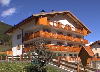 Case con appartamenti San Giovanni di Fassa - Pozza: Lorenzo Pezzei