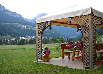 Appartamento a San Giovanni di Fassa - Pozza. A disposizione degli ospiti il giardino privato con barbecue e giochi per bambini