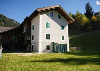 Appartamento a San Giovanni di Fassa - Pozza. Ciasa Tach si trova alla fine della via Freina, in un posto tranquillo, al margine del bosco, ben soleggiata di fronte a grandi spazi verdi e liberi. A cinque minuti a piedi è raggiungibile il centro paese e allo stesso tempo affiancata alla pista notturna Alloch e a 400metri dall'impianto di risalita Buffaure. Gode di un' ottima panoramica con vista su una parte di Pozza di Fassa, Vigo di Fassa e il gruppo del Catinaccio.