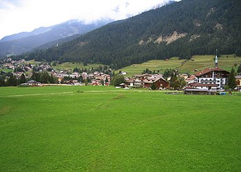 Appartamento a San Giovanni di Fassa - Pozza. Vista dal salotto e dalla camera matrimoniale.
