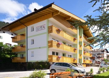 Apartment in San Giovanni di Fassa - Vigo. Situated about 50 meters from the centre of Vigo di Fassa, opposite the village playground, the Residence enjoys a quiet position with a large car park and a huge grassy garden equipped with barbecue facilities, swings, a fountain and various tables and benches for many outdoor activities.
It is ideal for families considering the wide choice and availability of holiday flats; the number of occupants ranges from 2 to 5 people per flat.
The washing machine and public telephone are also available for use while the flats are equipped with cooking area with fridge and complete cooking equipment. Linen is charged to the guest.