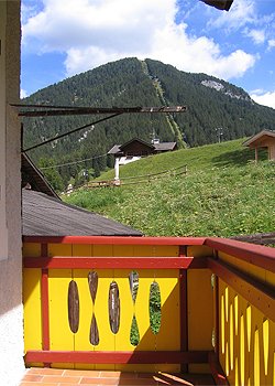 Appartamento a San Giovanni di Fassa - Pozza. Vista sulla cabinovia del Buffaure, situata a 400metri dalla casa.