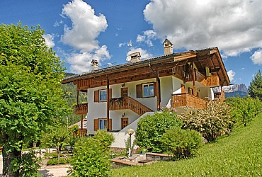 Appartamento a Moena. “Ciasa Lino Defrancesco”, con la classifica di 4 genziane, è situata nel cuore della Val di Fassa e precisamente in località Moena (TN) a 1.250 s.l.m. A cinque minuti dal centro, la casa gode di una particolare posizione panoramica, punto di partenza per innumerevoli itinerari di gite e numerose escursioni.
La nostra struttura ha aderito alle iniziative dell’Azienda per il Turismo della Val di Fassa. 

Gli impianti di risalita sono facilmente raggiungibili: a 200 mt. la fermata dello skibus – servizio gratuito.

- Alpe di Lusia 3 KM 
- San Pellegrino 10 KM 
- Campitello (10 KM)
- Canazei (12 KM)
 
