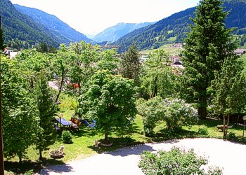 Appartamento a Moena. Servizi giardino: tavoli e panche, giochi per bambini: casetta in legno, altalena e gioco del ping-pong, utilizzo biciclette bimbo.