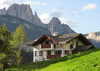 Apartment in Soraga di Fassa. Melester
Melester, in the High Soraga at the edge of the forest, surrounded by green meadows and peaks of the Dolomite Group of Rosengarten. New construction, careful to respect nature for building materials and energy saving, respects the land and its use in the design stage. In fact, rising to the post of an old building, its construction has resulted in further consumption environment builders. The house, located slightly outside the country, is an oasis of peace and quiet, without being too isolated. The apartments are very cozy, fully furnished and have beautiful views. Each apartment has a parking space reserved for the car park below the house, satellite TV, Wi-Fi, washing machine, dishwasher, wireless, ski, sports equipment and pushchairs, cot and baby chair, locker, large sun terrace, private garden. An ideal starting point for walks in the green woods and hiking in the wilderness. Place of observation and meditation to transmits sensitive souls now rare romantic atmosphere.
App Betulla ground floor apartment, 70 square meters, consists of two bedrooms, a bathroom, kitchen and living room. Furnished in a simple and functional, with the use of light wood, which gives it a light and sunny.
App Frassino Flat on the top floor, attic, he proudly displayed the characteristic wooden roof beams exposed, has rooms with warm atmosphere generated by the widespread use of wood. It consists of two bedrooms, two bathrooms, kitchen and living room.
Melester Apartment: Apartment on the first floor, consists of two rooms with twin beds or double, one single bedroom, two bathrooms, kitchen and living room. Furnished in a modern and comfortable hotel offers unique views from their windows and large balconies.
