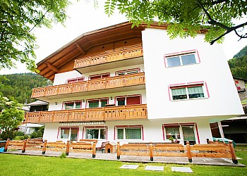 Appartamenti Riz Maria Teresa - Canazei - Unser Haus befindet sich in ruhiger und panoramischen Lage in umnittelbarer Nähe zum Dorfzentrum von Canazei und ist gleichzeitig nur 150 Meter von der Talstation der Gondelanlage Canazei- Belvedere entfernt. Das Haus ist neu und verfügt über einen privaten Parkplatz für 5/6 Autoplätze.