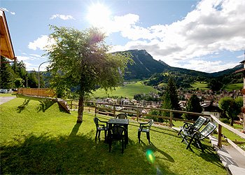 Appartamento a Moena. Per i nostri ospiti è a disposizione
parcheggio riservato (garage a richiesta), ampio
giardino/solarium privato con sedie a sdraio e barbeque a per gustose grigliate