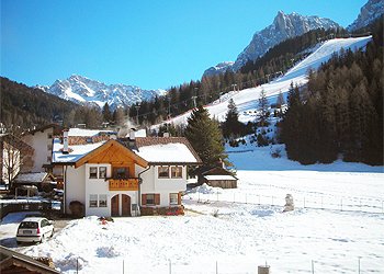 Wohnung - San Giovanni di Fassa - Pozza. Ein schöner sonniger Tag mit der Reflexion des Schnees. Blick auf die berühmte Skipiste Alloch (Wettbewerbe auf europäischer Ebene), auf dem Sie nachts Ski fahren können. Das Haus ist in der Nahe den Skiliften, Geschäften und Skibushaltestelle.