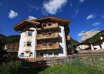 Apartment in Canazei. Dear Guest, Cesa Castlunger is situated in a strategic position in the centre of Canazei. It is abaut 150 mt away from the cableway Canazei/Pecol diretly connected with Sellaronda.The hause disposes of different appartaments from 2 to 5 people, all of then provided by dishwasher, washing machine, TV, car parking, ski room with private box and ski/ bike deposit and privat cabinet with skiboots dryer.