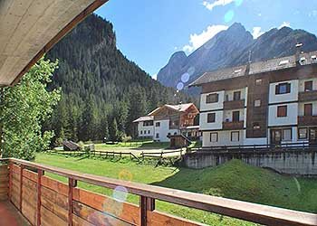 Appartamento a Alba di Canazei. La casa è dotata di un grande ed apprezzato parco giochi dove i vostri bambini potranno giocare in tranquillità e sicurezza; per gli adulti è attrezzata un’area provvista di sdraio e tavolini ove abbinare il riposo ad un’invidiabile abbronzatura. E’ a disposizione il barbeque col quale potrete realizzare in compagnia gustosissimi pranzi all’aperto.