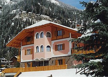 Wohnung - Canazei. Das Haus Villa Lory befindet sich in einer ruhigen Zone Canazei und dennoch nur wenige Schritte vom Zentrum und ungefahr 500 meter vom Skilift Belvedere, Ausgangspunk der beruhmter Sellarunde, entfernt.
Die Skibushaltestelle (SKIBUS) befindet sich im Winter nur 30 meter vom Haus.