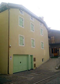 Apartment in Moena. Outdoor photo of the house. It was my grandmother's house before being totally refurbished in 2011.
The apartment is located in the very downtown of Moena and is composed of two levels: the second floor and the mansard.
