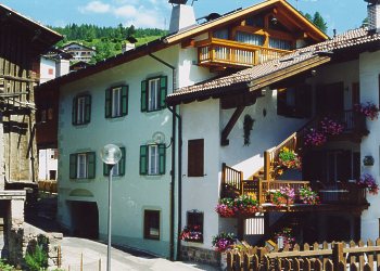 Appartamento a Moena. La casa è situata in zona tranquilla, vicinissima al centro ed ai servizi essenziali, nelle vicinanze di sentieri e passeggiate.
Appartamento ampio e spazioso, con riscaldamento autonomo ed entrata indipendente.