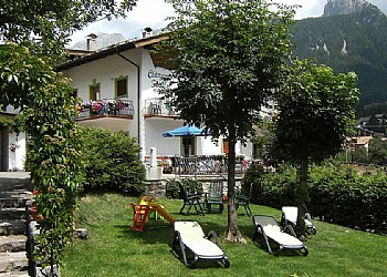 Appartamento a Moena. Il soleggiato giardino d'estate
www.ciasastoffie.it