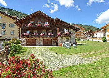 Appartamento a San Giovanni di Fassa - Pozza. Zona tranquilla e soleggiata a circa 250 metri dal centro.
Parcheggio privato
