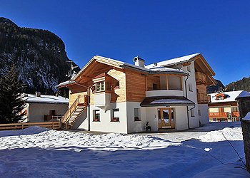 Appartamento a Canazei. Cèsa Dolomia è una nuova costruzione inaugurata nel 2012.
Il massimo riconoscimento provinciale per la qualità e i servizi offerti: 4 genziane.
La distanza dal centro di Canazei e dal parco giochi è di 200 metri, mentre dagli impianti di risalita del Belvedere-Colrodella e Sellaronda 500 metri.
In inverno la fermata dello ski-bus si trova a soli 20 metri dall' appartamento.
IN ESTATE per i nostri ospiti disponiamo della VAL DI FASSA CARD tessera che permette speciali agevolazioni sugli impianti di risalita, parchi avventura, musei, escursioni con guide alpine, riduzione sull' acquisto del PANORAMAPASS.
Compreso nel prezzo:
-La biancheria da letto, gli asciugamani e le pulizie a fine soggiorno
-Collegamento internet wi-fi
-Parcheggio privato esterno (per ogni appartamento è disponibile un posto auto in garage)
-Per i piccoli ospiti a richiesta culle e seggioloni
-In estate a disposizione gratuitamente mountain bike
VISITA IL NOSTRO SITO WEB www.cesadolomia.com