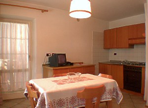 Margherita Battisti - C’è posto anche per voi in questo paradiso, perché nell''interno della casa abbiamo, tra l''altro, allestito due bilocali su uno stesso pianerottolo, composti da soggiorno con angolo cottura e divano letto per 2 persone, camera da letto matrimoniale e bagno con doccia.