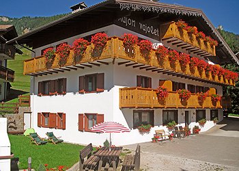 Majon Vajolet - San Giovanni di Fassa - Vigo - The Majon Vajolet is placed 150 mt far from the centre and the lift, 50 mt far from bus line stop (skibus stop in Winter), near the best walkings of the Valley, in a quite and sunny area.