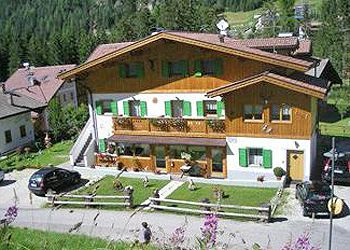 Appartamento a Canazei. Gentili visitatori,
la famiglia Fosco vi da il suo più cordiale benvenuto
alla “Majon del Tisler”.
Il nome dell’ abitazione deriva dalla lingua locale ladina,
e significa letteralmente”casa del falegname”, per il suo
precedente utilizzo come nota falegnameria.
Essendo a gestione familiare diamo la disponibilità
di affitto per tutto l’anno.
ESTATE
La Majon del Tisler si trova in una zona particolarmente
tranquilla e soleggiata. Un ottimo punto di partenza per due
splendide passeggiate: quella verso il paese di Campitello e
quella verso Alba di Canazei. Inoltre a soli 300 mt. circa si trova
l’impianto di risalita da dove si può raggiungere in pochi minuti
gli splendidi panorami delle Dolomiti.
