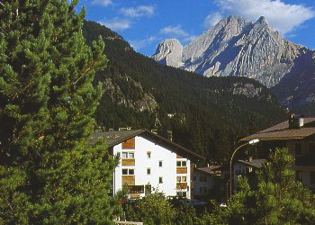 Apartamncie - Canazei. Miasteczko otwierające dolinę Val di Fassa pełną tras narciarskich o wyjątkowym uroku. W okolicy znajdują się prawie wszystkie liczące się znane szczyty Dolomitów. Liczne trasy zjazdowe ciągną się od masywu Catinaccio, przez przełęcze Sella i Pordi, szczyt Sasso Lungo i potężną Gruppo di Sella. W samym Canazei znajduje się 25 km tras zjazdowych. Oprócz tego w okolicy znajduje się ok. 70 km tras biegowych, zimowe trasy do pieszych wycieczek, lodowisko, trasy saneczkowe, paralotnie, kryty basen i korty tenisowe. Atrakcje apres-ski to liczne restauracje i bary, dyskoteki, kluby, kino i teatr.