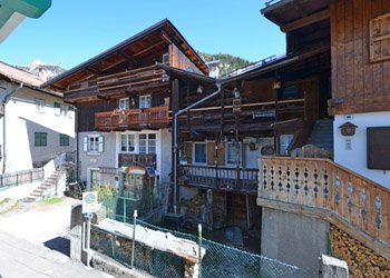 Chalet Tobià de Vale - Canazei - Tobià de Vale
Alte Shoeine restauriert in Canazei alte mitte
Entfehrnt Gesheft 100 meters
Entfehrnt Wellness center und Hallenbad 300 meters
Entfehrnt Seilbahnen 100 meters