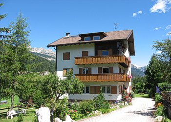 Appartamento a Moena. Casa posta in zona particolarmente tranquilla e panoramica, circondata da prati ed abetaie.
Dispone di ampio parcheggio e giardini.
Dista dal centro paese, 800 metri.
Punto di partenza per comode passeggiate.
Disponbili due mountain bike.