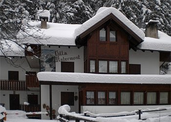 Wohnung - Canazei. Das Haus ist direckt am Ende der Ski Piste von Belvedere/Sella Ronda. Es ist nur einige Minuten zu Fuess von der Umlaufbahn weit (200 Meter).