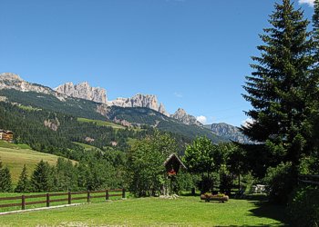 Appartamento a Moena. Giardino a nord della casa.