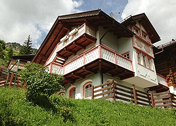 Appartamento a Campitello di Fassa. Vista della Struttura ricettiva con il giardino a vostra disposizione