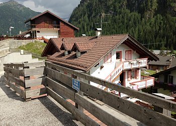 Appartamento a Campitello di Fassa. Vista della struttura ricettiva dalla strada di accesso